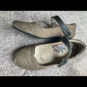 Taos Virtue Taupe Oiled Leather Heels Size 7.5